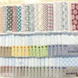 セリアの刺し子キットと刺し子ふきんの写真。刺し子キット40種類と完成した刺し子ふきん18種類が並んだ様子。