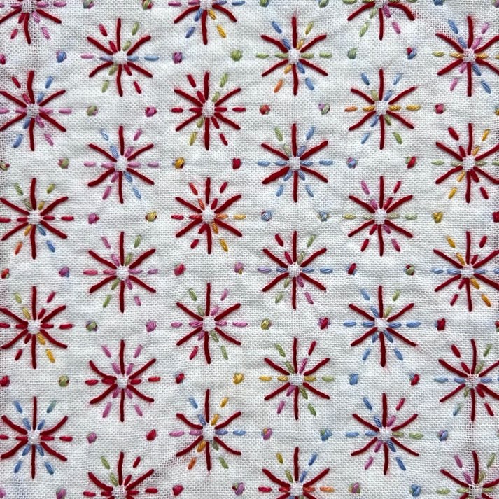 セリアの刺し子ふきん「花火」模様。放射状に広がるようなデザイン。