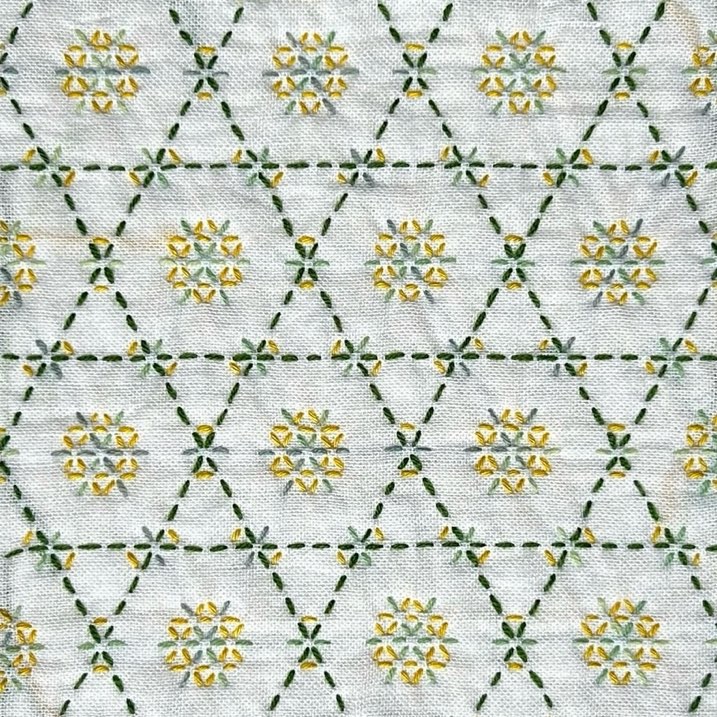 セリアの刺し子ふきん「花籠目」模様。籠目文様に花を加えた柄。