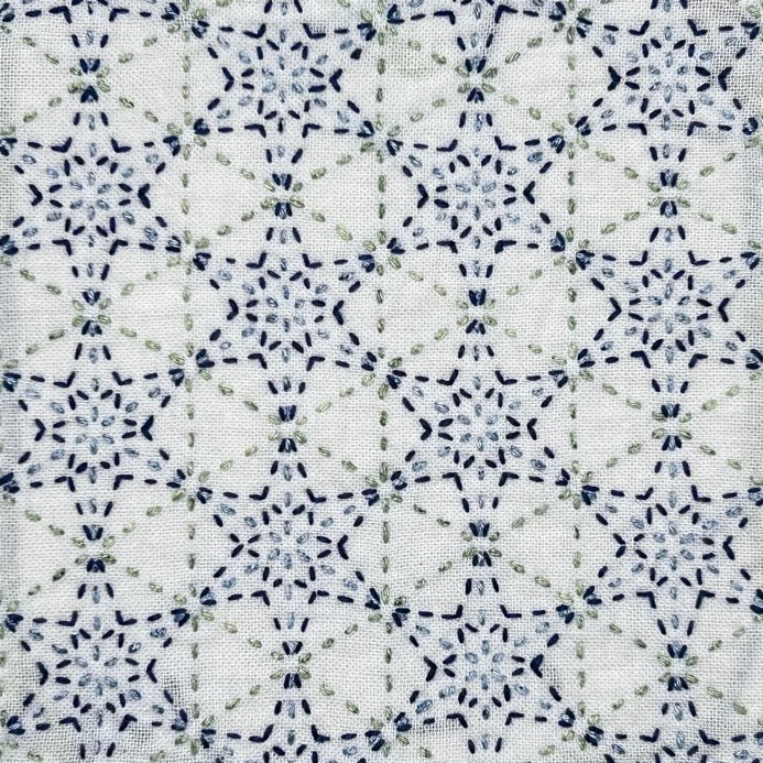 セリアの刺し子ふきん「重ね竜胆」模様。竜胆の花を重ねたデザイン。