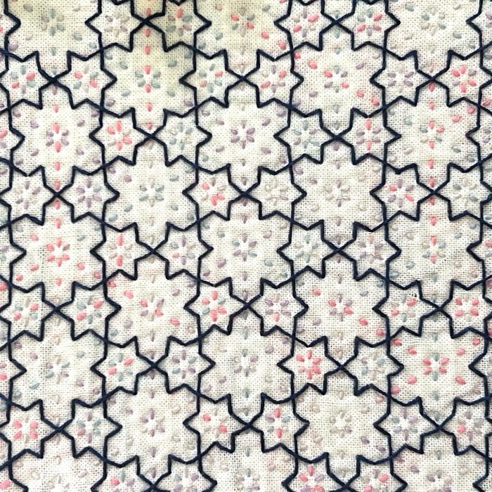 セリアの刺し子ふきん「一目唐花亀甲」模様。唐花と亀甲を組み合わせた柄。