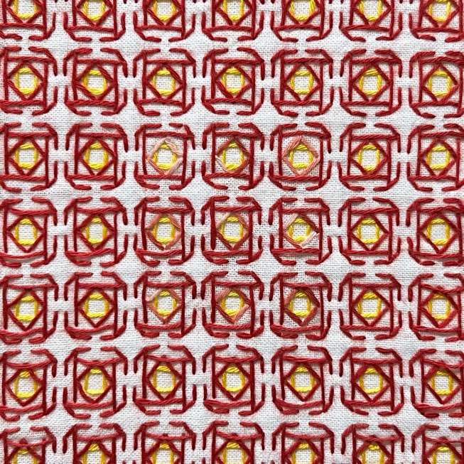 セリアの刺し子ふきん「花椿」模様。椿の花が並ぶ上品なデザイン。