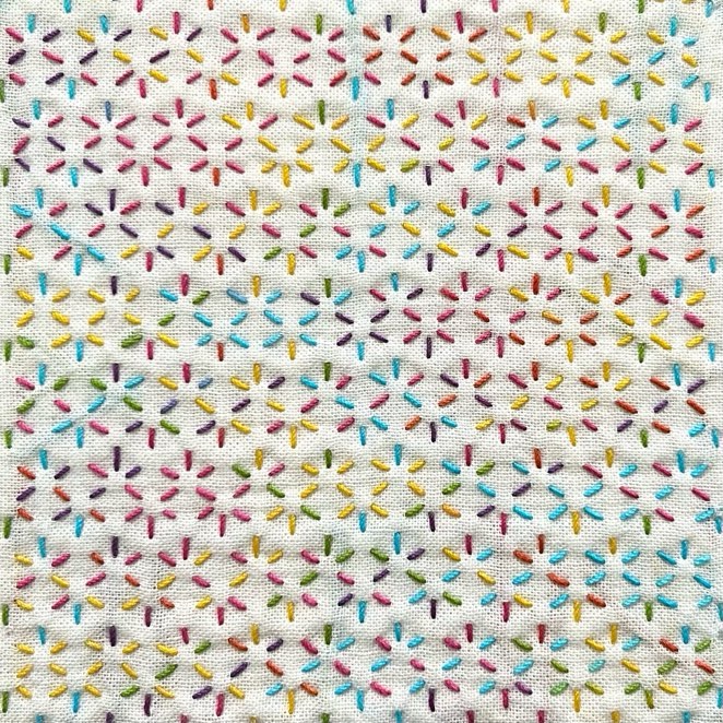 セリアの刺し子ふきん「六菱」模様。菱形を組み合わせた小花のような柄。