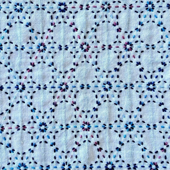 セリアの刺し子ふきん「飛び麻の葉」模様。伝統的な麻の葉のアレンジ模様。