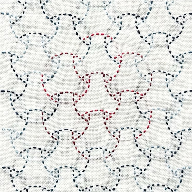 セリアの刺し子ふきん「丸毘沙門」模様。円形が整然と並ぶ模様。