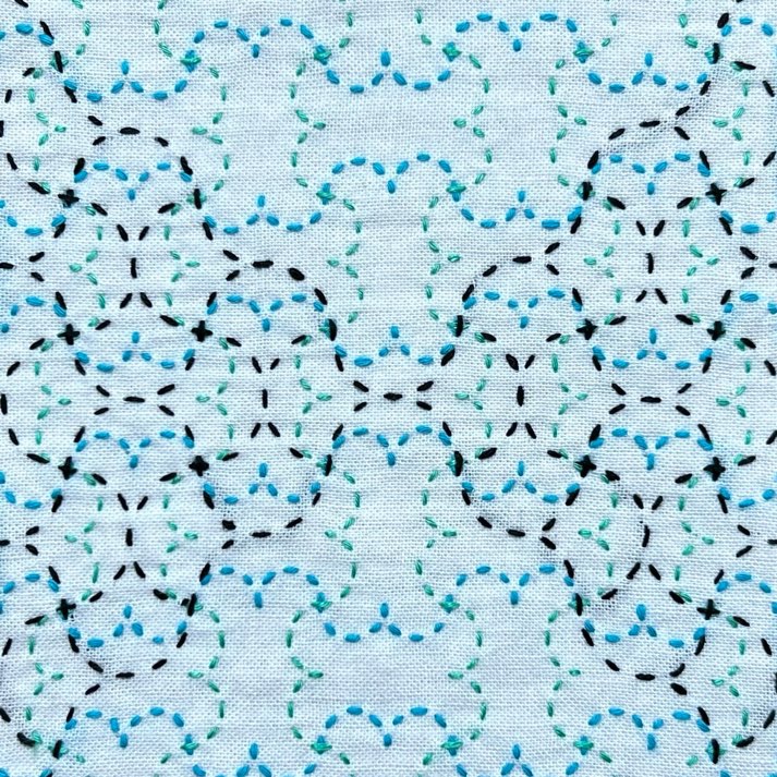 Seriaの刺し子ふきん「半丸つなぎ」模様。半円が連なる柔らかいデザイン。