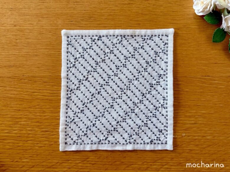 セリアの刺し子ふきん「矢羽根」の完成写真。