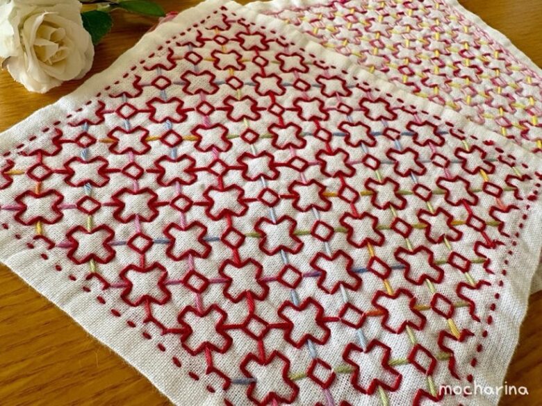 刺し子ふきん「変わり花十字」を斜め撮りした写真。色違いのふきんが2枚並んでる様子。