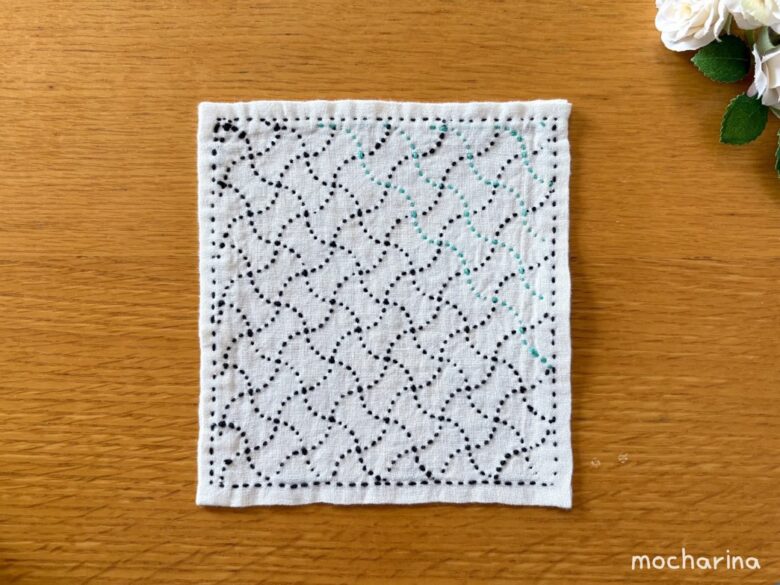 刺し子ふきん「分銅つなぎ」の裏側の写真。