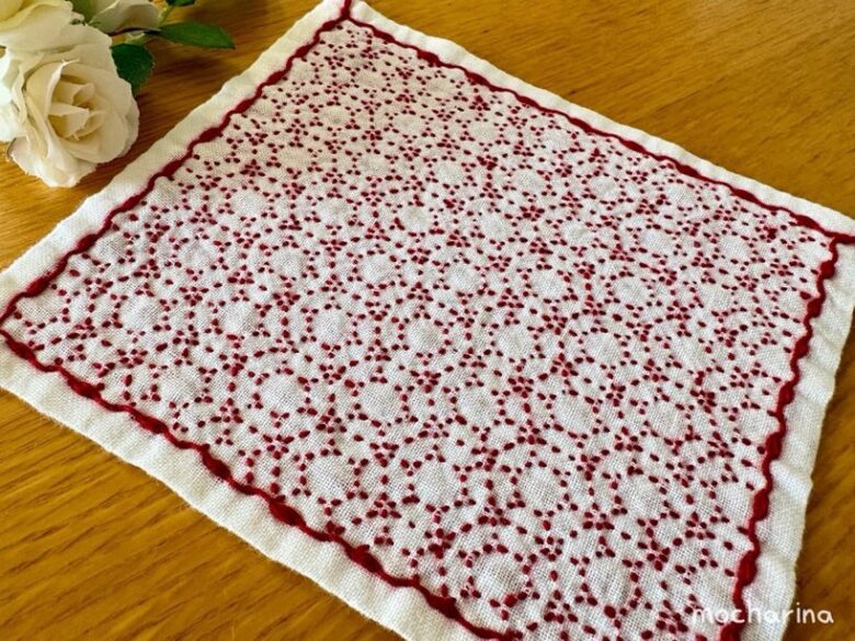 刺し子ふきん「霰亀甲」を斜めから撮った写真。