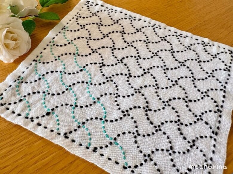 刺し子ふきん「分銅つなぎ」を斜め撮りした写真。