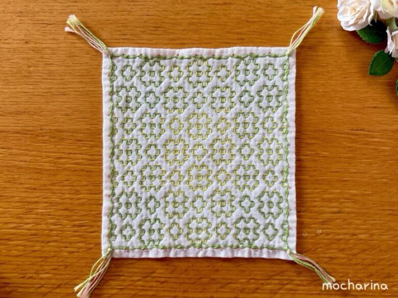 セリアの刺し子ふきん「井戸枠」の完成写真。