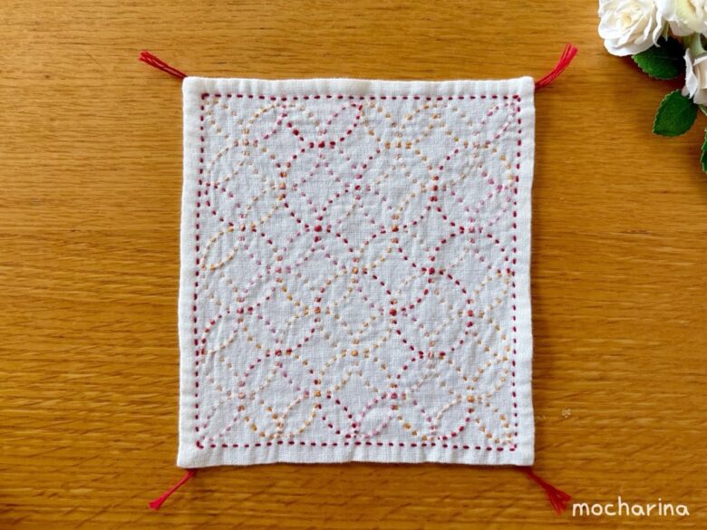 セリアの刺し子ふきん「七宝つなぎ」の裏側の写真。