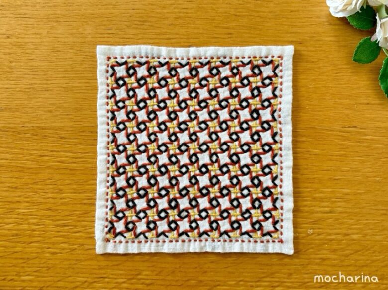 セリアの刺し子ふきん「風車」の完成写真。