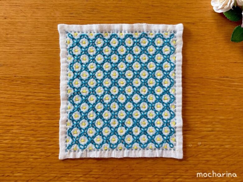 セリアの刺し子ふきん「十字花刺し」の完成写真。