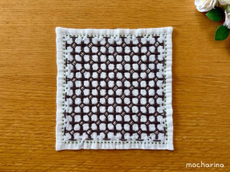 刺し子ふきん「角七宝」の裏側の写真。