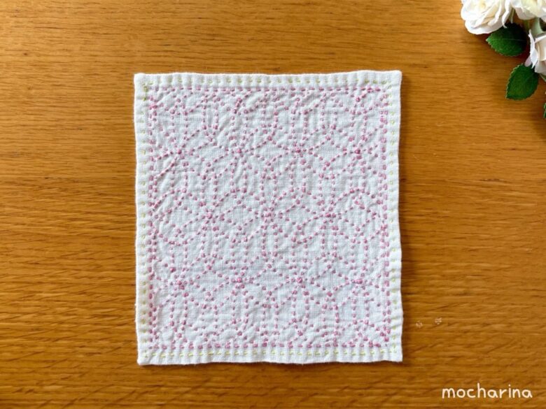 セリアの刺し子ふきん「花刺し」の裏側の写真。