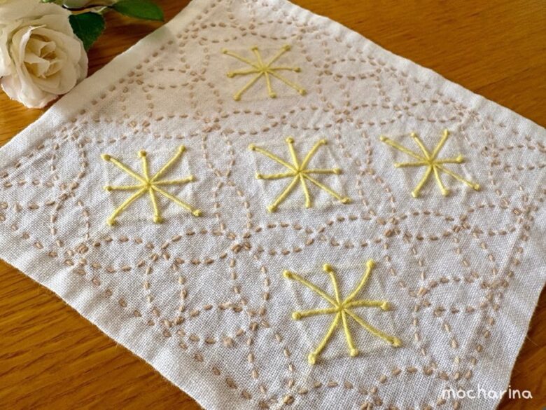 セリアのアレンジ刺し子ふきん「薄紅の梅」を斜め撮りした写真。