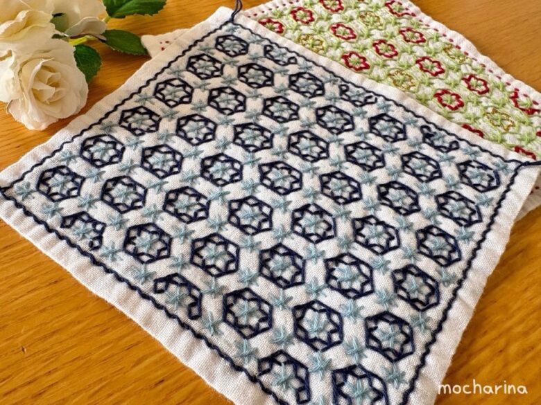 刺し子ふきん2枚の完成写真。アレンジ刺し子ふきん「雪の結晶」と「変わり亀甲」の裏側の2枚。