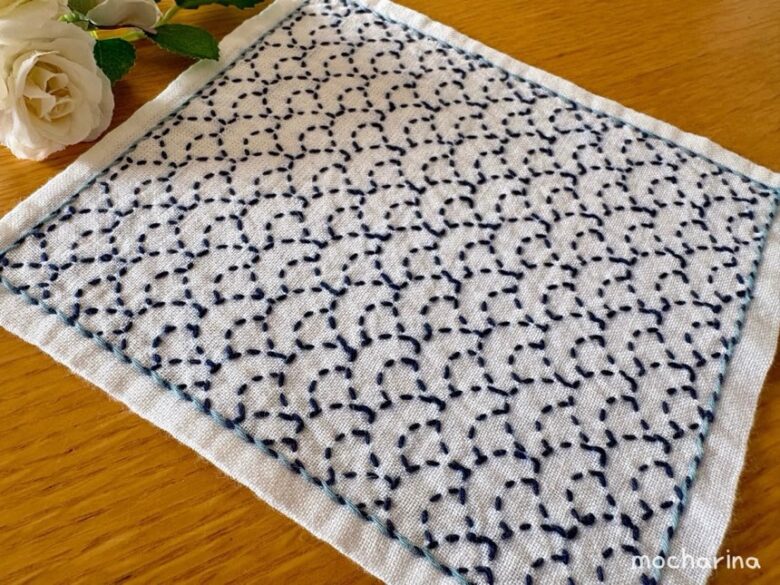 刺し子ふきん「青海波」を斜めから撮った写真。