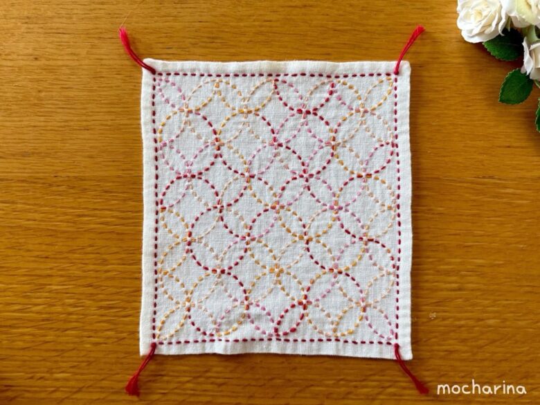 セリアの刺し子ふきん「七宝つなぎ」の完成写真。