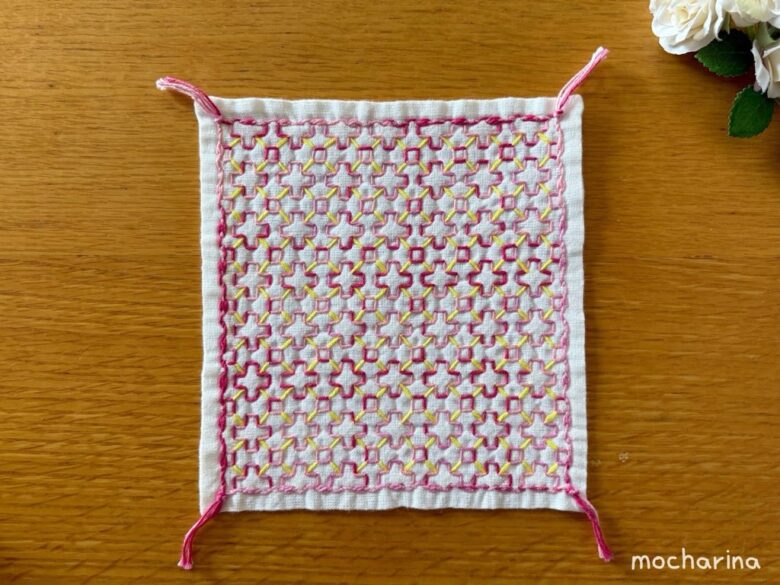 セリアの刺し子ふきん「変わり花十字」の完成写真。