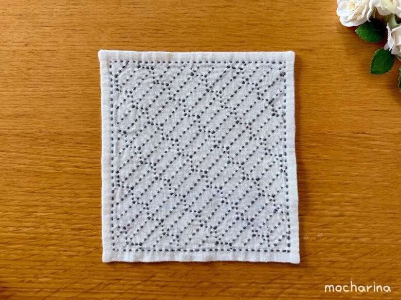 刺し子ふきん「矢羽根」の裏側の写真。