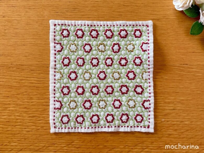セリアの刺し子ふきん「変わり亀甲」の完成写真。