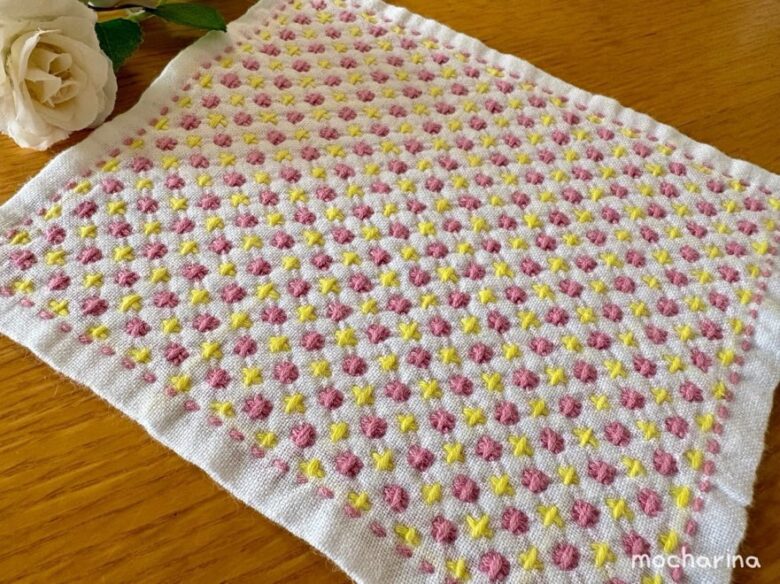 セリアのアレンジ刺し子ふきん「米刺し」を斜め撮りした完成写真。