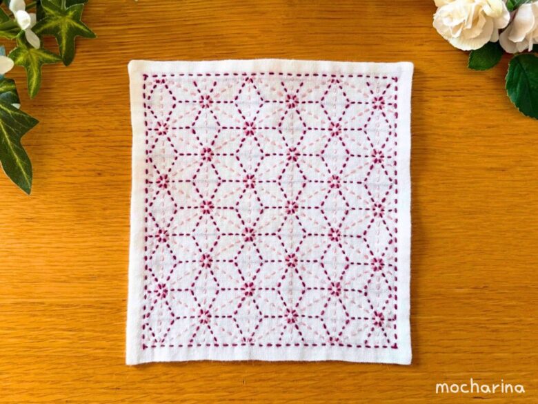 セリアのアレンジ刺し子ふきん「麻の葉」模様の完成写真。