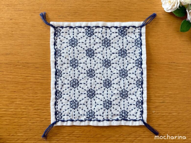 セリアの刺し子ふきん「六角花文」の完成写真。