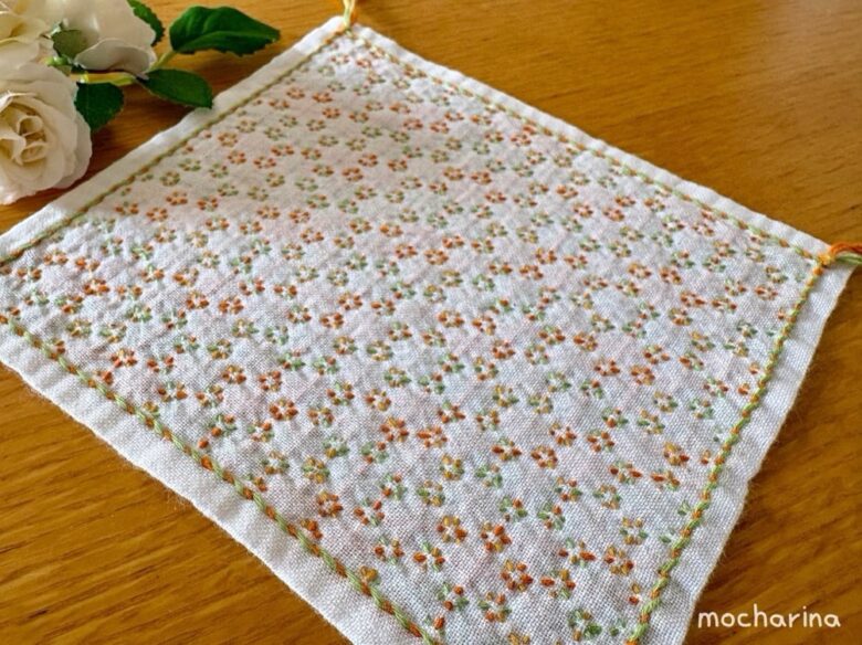 刺し子ふきん「角亀甲つなぎ」を斜めから撮った完成写真。