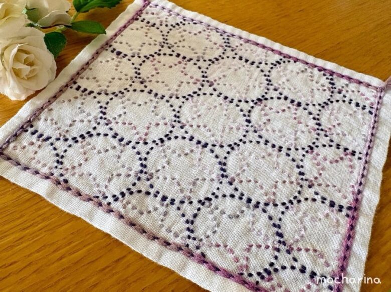 刺し子ふきん「朝顔」を斜めから撮った完成写真。