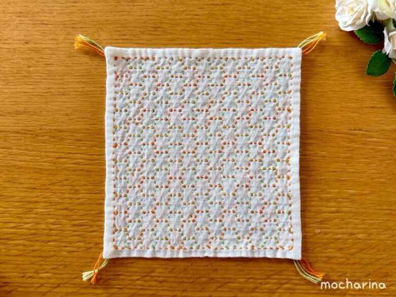 セリアの刺し子ふきん「角亀甲つなぎ」の完成写真。