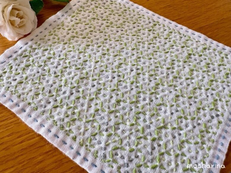 刺し子ふきん「毘沙門亀甲」を斜めから撮った写真。