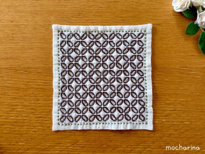 セリアの刺し子ふきん「角七宝」の完成写真。