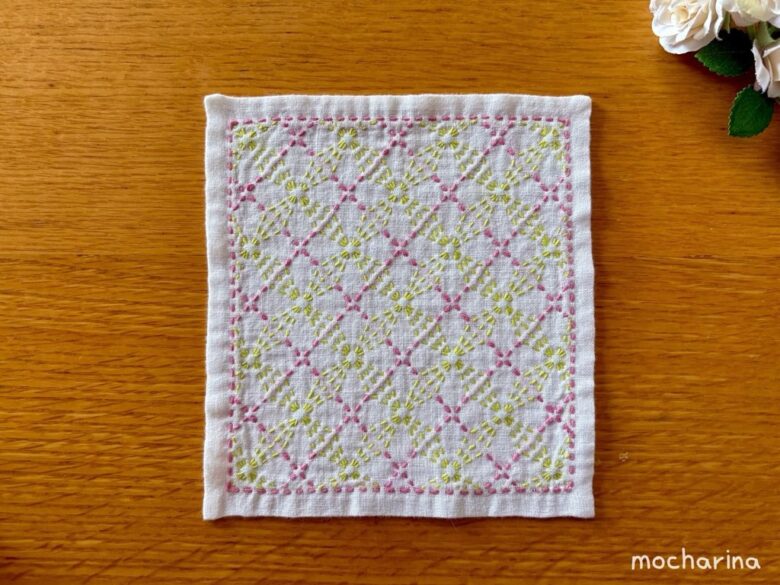 セリアの刺し子ふきん「変わり麻形文」の完成写真。