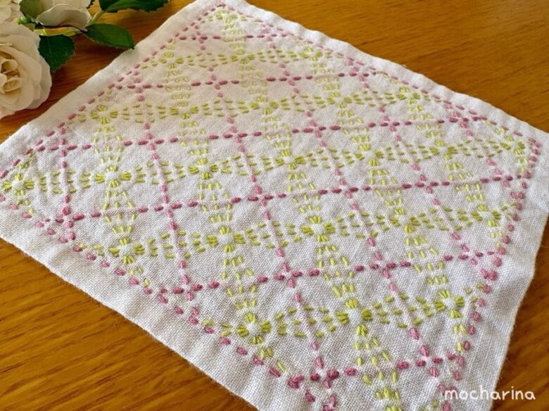 刺し子ふきん「変わり麻形文」を斜め撮りした完成写真。