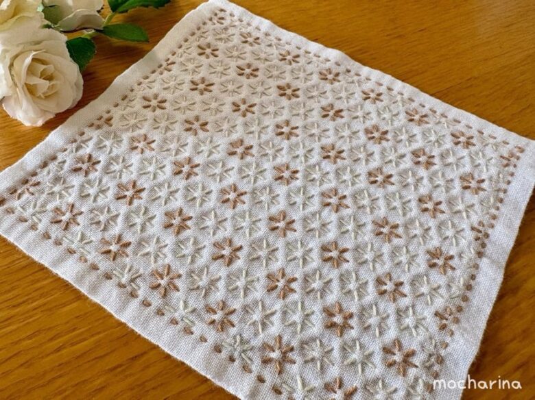 刺し子ふきん「小花刺し」の完成写真。草木染め3色の糸のふきん。