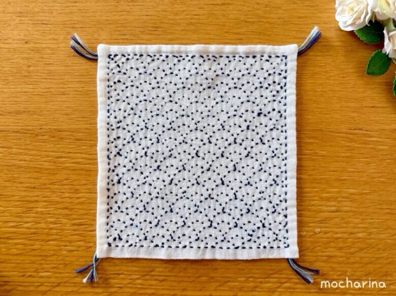 刺し子ふきん「青海波」の裏側の写真。