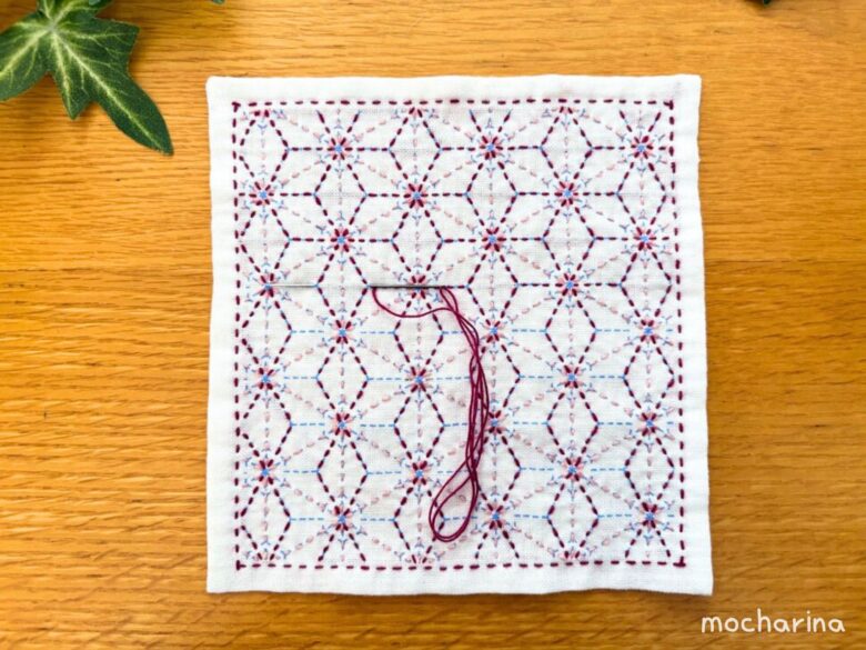 麻の葉の模様の横線を縫った写真。