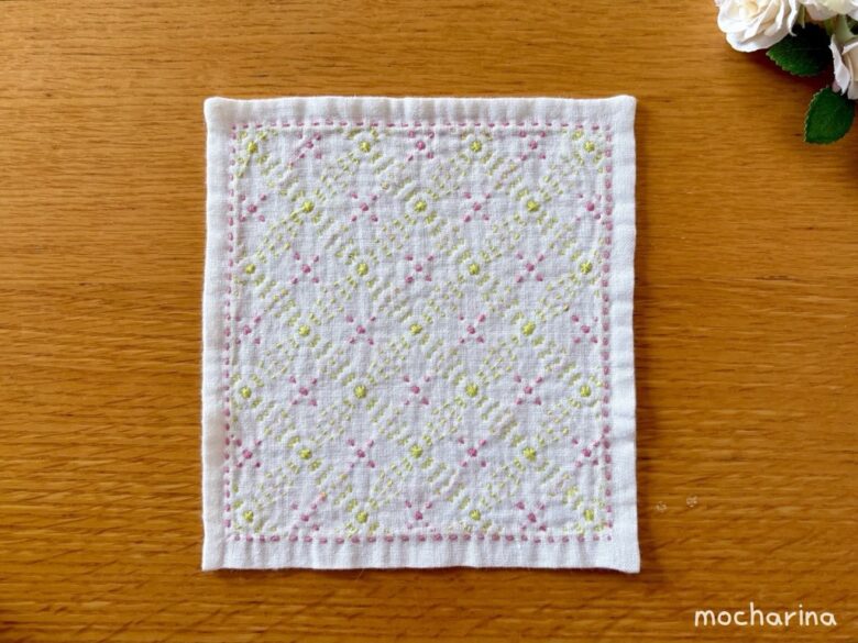 刺し子ふきん「変わり麻形文」の裏側の写真。