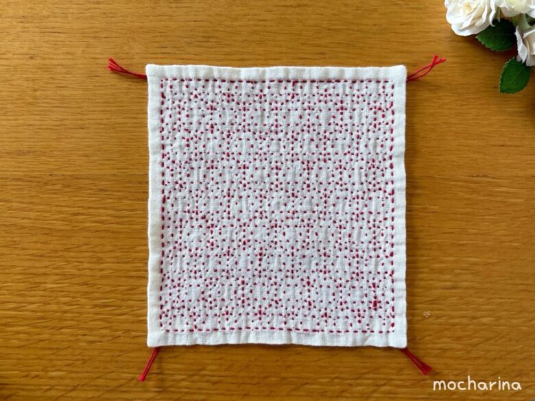 刺し子ふきん「霰亀甲」の裏側の写真。