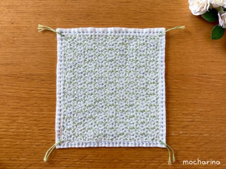 セリアの刺し子ふきん「毘沙門亀甲」の完成写真。