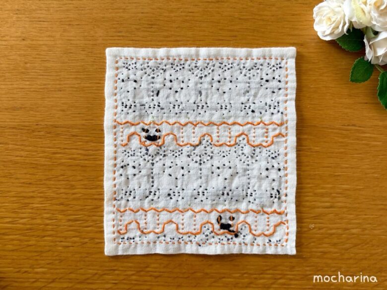 アレンジ刺し子ふきん「ハロウィン柄」の裏側の写真。