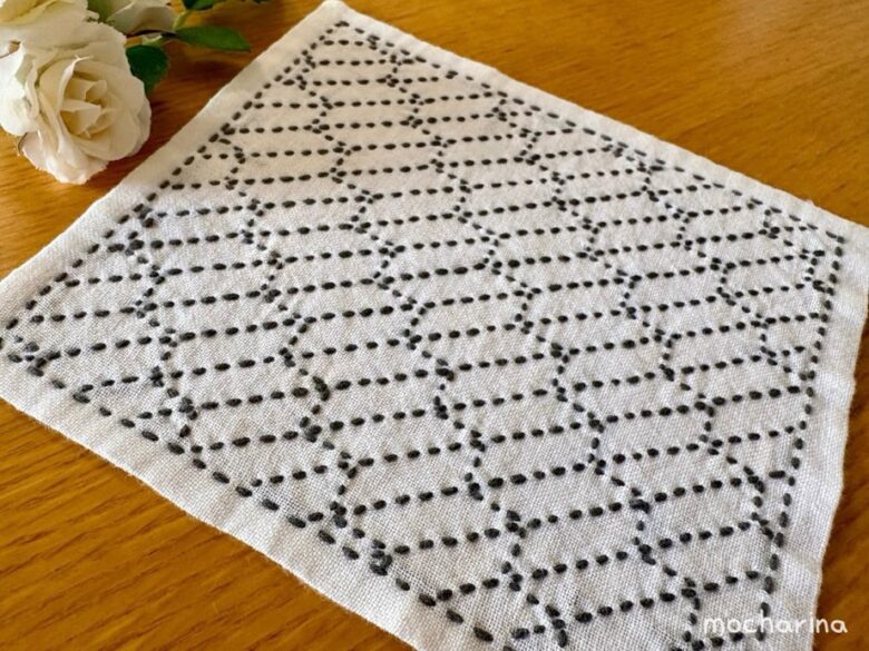 刺し子ふきん「矢羽根」の斜め撮りした完成写真。