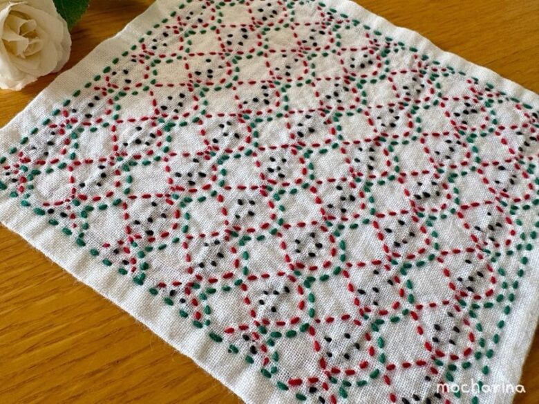 セリアのアレンジ刺し子ふきん「スイカ」を斜め撮りした写真。