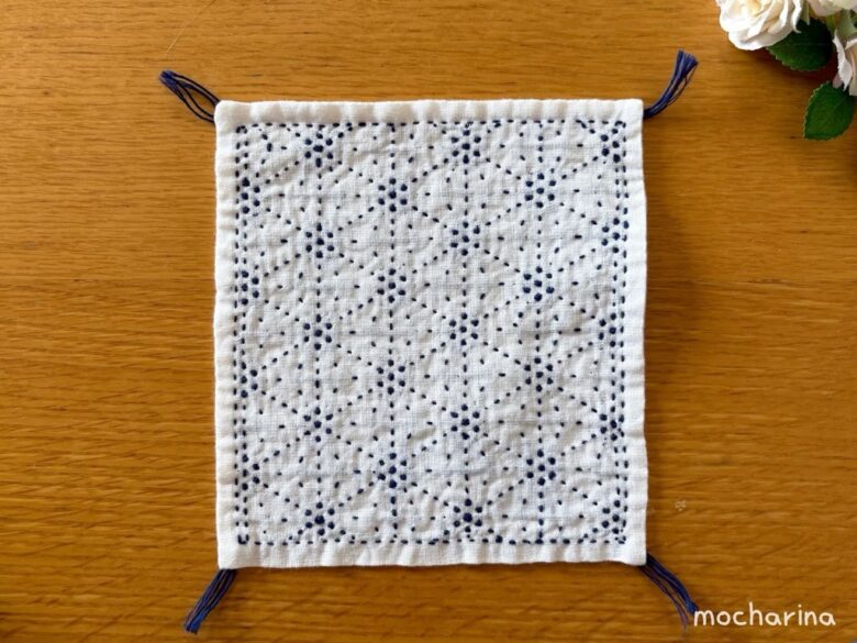 刺し子ふきん「六角花文」の完成写真。