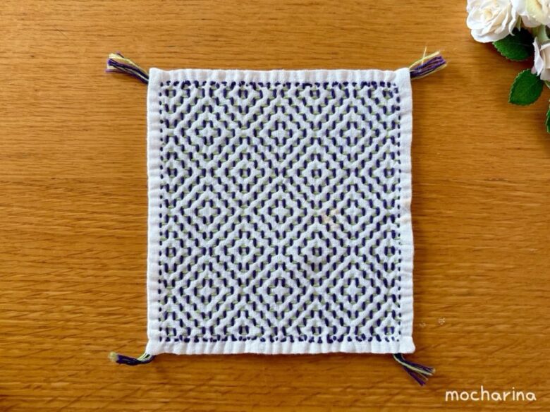 刺し子ふきん「柿の花」の裏側の写真。