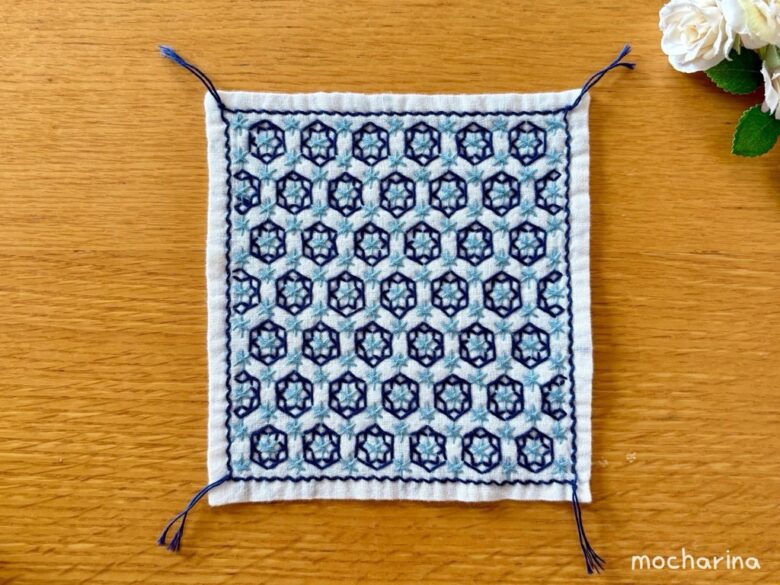 セリアのアレンジ刺し子ふきん「雪の結晶」の完成写真。